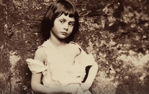 Тайная жизнь преподобного Льюиса Кэрролла &mdash; театр, фотография и&hellip; маленькие девочки