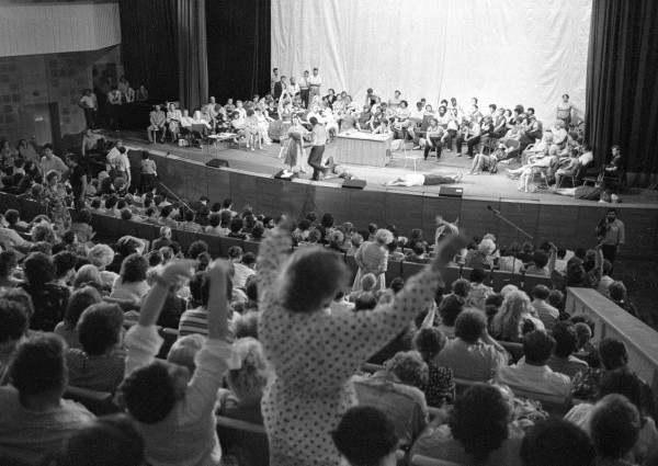Легендарный экстрасенс Кашпировский вернулся. Что происходит на его магических сеансах и сколько они стоят?