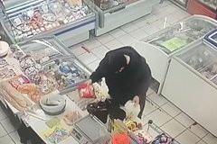 В пробах отравившейся пельменями семьи нашли следы средства от насекомых. Это мог быть дихлофос В пробах отравившейся пельменями семьи нашли следы средства от насекомых. Это мог быть дихлофос
