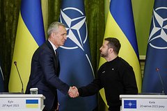 Столтенберг вспомнил о трудном разговоре с сидящим в бункере Зеленским. Президент Украины требовал от НАТО невозможного Столтенберг вспомнил о трудном разговоре с сидящим в бункере Зеленским. Президент Украины требовал от НАТО невозможного