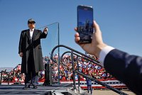 &laquo;Стыдно, но такое происходит&raquo;. В чем Трамп заподозрил своего будущего советника по Украине?