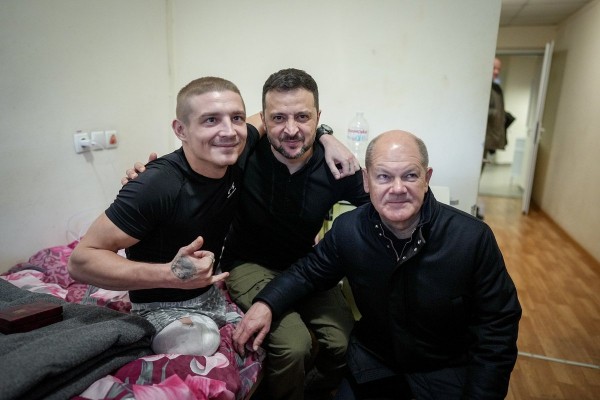 Шольц впервые за время СВО приехал в Киев. Канцлер привез с собой таинственный чемодан