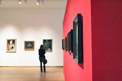 Зонт для защиты от США, ЕС, фашизма и ЛГБТ выставили в российском музее