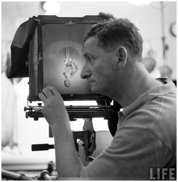 На грани сюрреализма: Потрясающие фотографии Эрвина Блюменфельда, сделанные в 1940-х годах