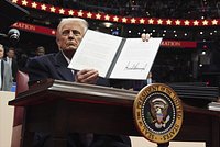 Американские дипломаты призвали исключить Украину из 90-дневной заморозки иностранной помощи. Чем грозит Киеву решение Трампа?