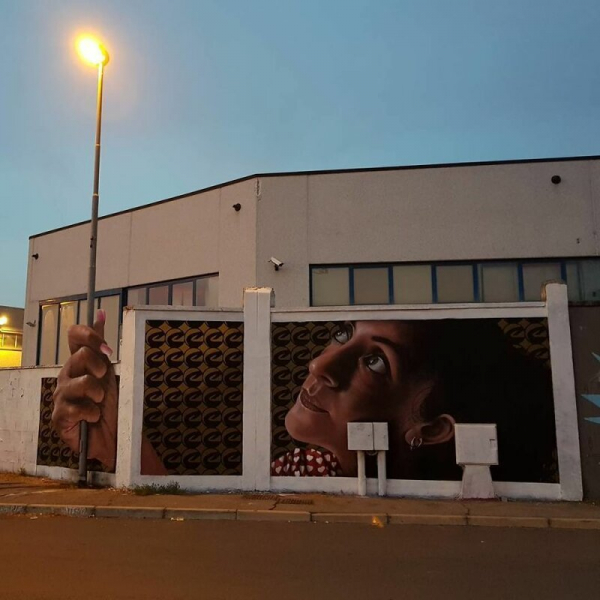 Интерактивный стрит-арт, художник вписывает 3D-картины в уличную среду