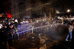 Над участниками протеста в Стамбуле распылили газ