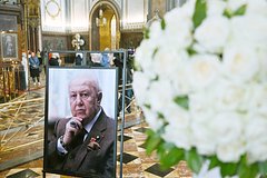 Фанатка попыталась сделать селфи с покойным Церетели