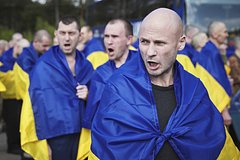 «Это выглядит как издевательство». На Украине возмутились обменом военнопленными с Россией и пожаловались на возвращение «подонка» «Это выглядит как издевательство». На Украине возмутились обменом военнопленными с Россией и пожаловались на возвращение «подонка»