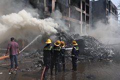 Самолет с сотнями пассажиров на борту разбился в жилом районе Индии. Опубликованы видео момента крушения и с места катастрофы Самолет с сотнями пассажиров на борту разбился в жилом районе Индии. Опубликованы видео момента крушения и с места катастрофы