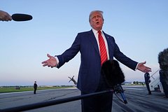 &laquo;Посмотрим, что выйдет&raquo;. Трамп снова высказался о санкциях против России