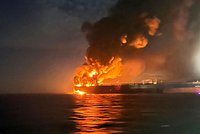 Экипаж нефтяного танкера нарисовал на борту российский флаг. Почему США преследуют судно уже больше недели?