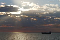 Экипаж нефтяного танкера нарисовал на борту российский флаг. Почему США преследуют судно уже больше недели?