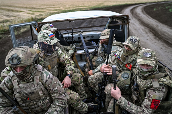Минобороны раскрыло подробности перемирия в честь Дня Победы. В ответ Зеленский призвал зарубежных лидеров покинуть Москву 9 мая