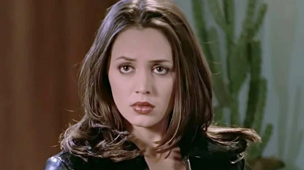 Их имена забыли, а зря: 10 секс-символов зарубежных сериалов 90-х, которых вы не найдете в стандартных подборках