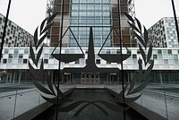 Выдавшего ордер на &laquo;арест&raquo; Путина прокурора МУС отстранили от должности. В чем его обвиняют?