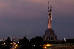 Десятки ракет атаковали Киев. Удары наносятся по нефтебазе, ГЭС и месту размещения иностранных наемников