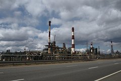 Россия отразила атаку на один из крупнейших нефтеперерабатывающих заводов. Сбиты десятки дронов. Власти выступили с заявлением