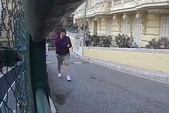 Взрыв сорвал металлические перила и разбил каменные ступени. Появилось видео покушения на украинского олигарха Ермолаева в Монако Взрыв сорвал металлические перила и разбил каменные ступени. Появилось видео покушения на украинского олигарха Ермолаева в Монако