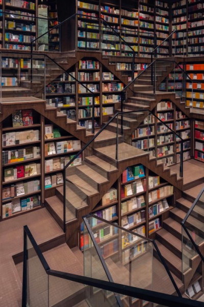Зеркальные потолки превратили китайский книжный магазин в сказочные лабиринты